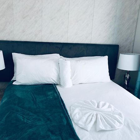 Gabz Airport Inn 哈博罗内 外观 照片