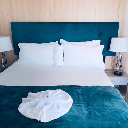 Gabz Airport Inn 哈博罗内 外观 照片