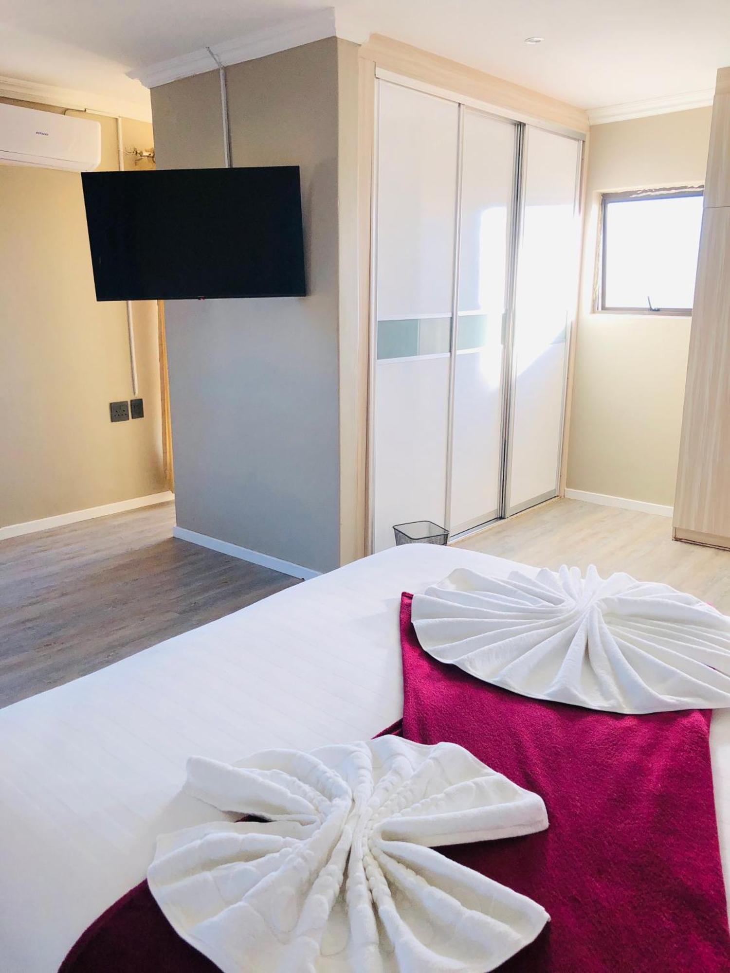Gabz Airport Inn 哈博罗内 外观 照片